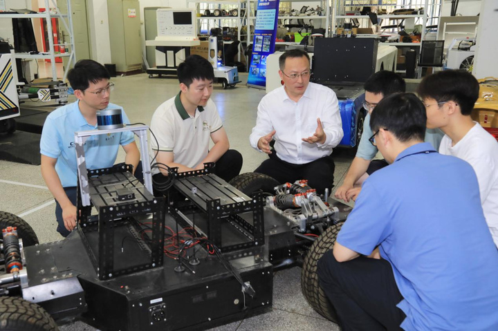 2025年度国家科学技术奖｜未来汽车不用方向盘？小妲己直播
团队全线控技术革新底盘规则